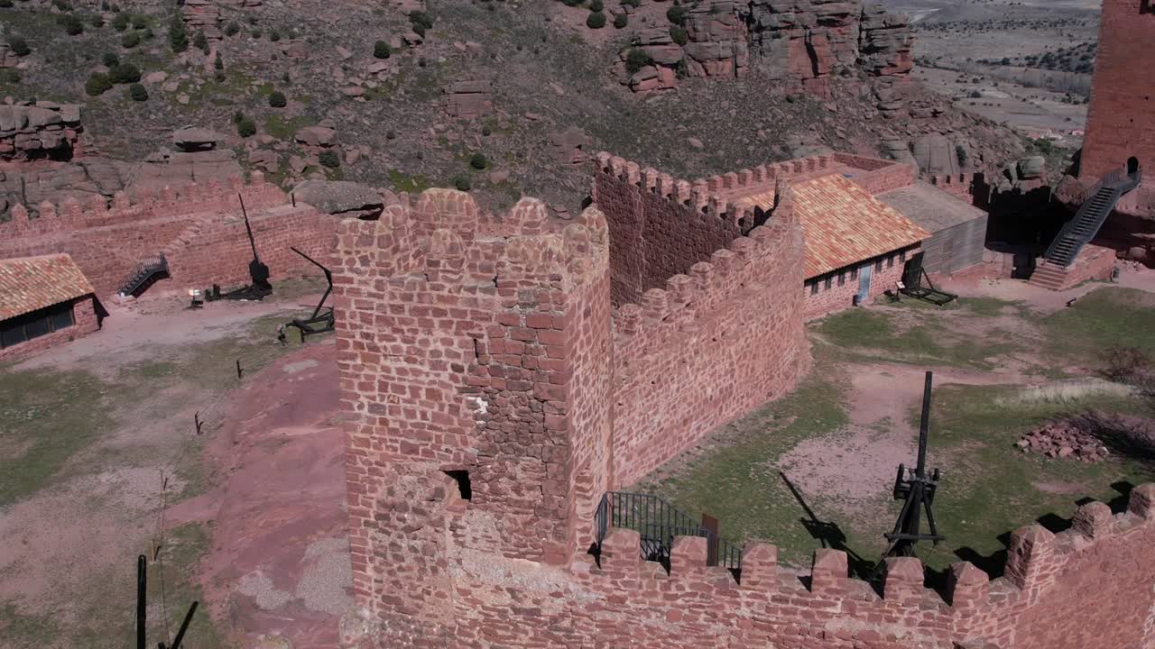 vista aérea de drones de una torre del castillo de peracense, en teruel, en una vista redonda