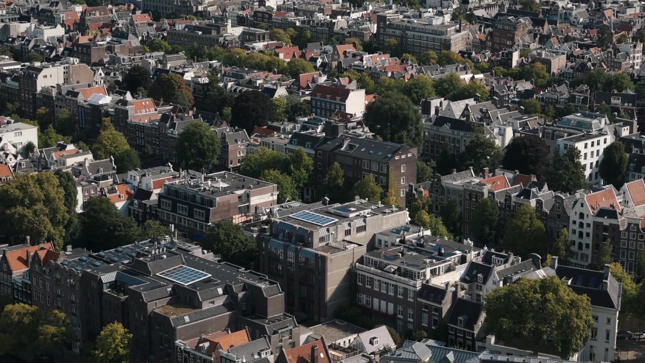 Endlose Kanäle und Reihen von Dächern entfalten sich in einer weitläufigen Amsterdam-Ansicht