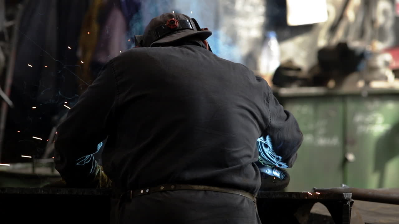 루마니아 공장 2에서 일하는 용접공