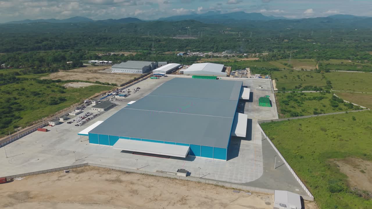 Hub di trasformazione logistica della fabbrica di birra nazionale dominicana vicino a Hato Nuevo a Santo Domingo, Repubblica Dominicana - Ripresa aerea con drone