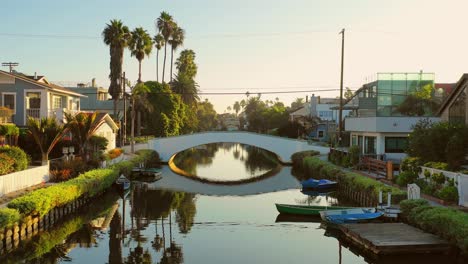 Entlang-Des-Kanals-In-Los-Angeles-Fliegen