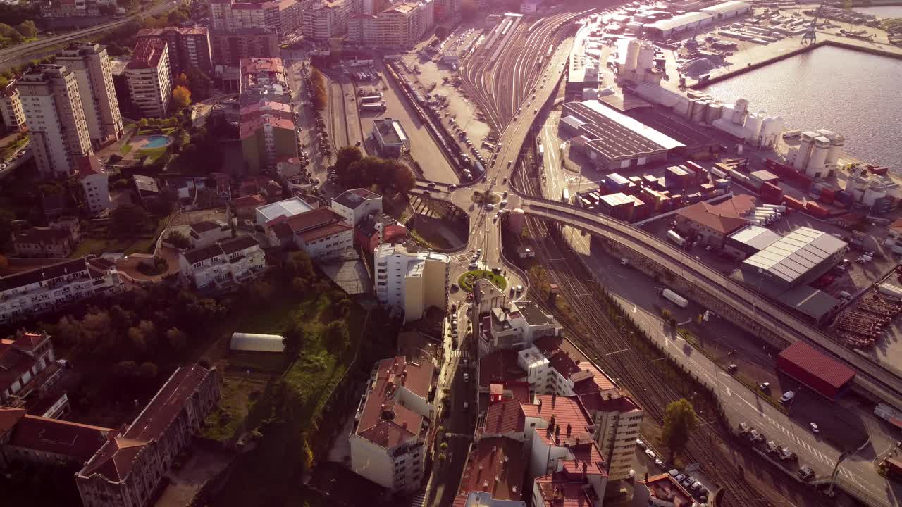 vista aérea arriba brillante vigo norte españa ajetreada vida de la ciudad autopista tráfico centro distrito abajo