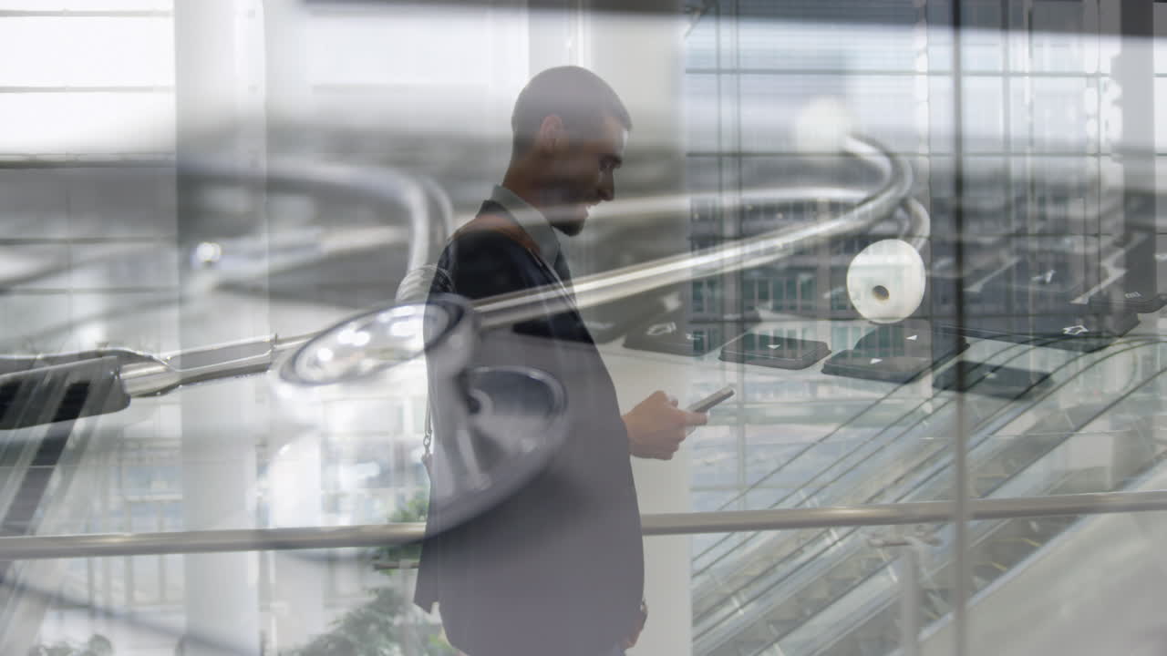 animación del estetoscopio en el teclado sobre los hombres de negocios