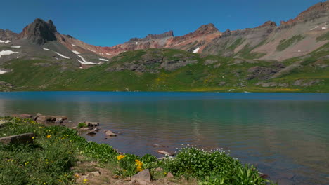 Soñador-Celestial-Silverton-Hielo-Lago-Cuenca-Aéreo-Zumbido-Cinematográfico-Irreal-Cielo-Profundo-Azul-Flor-Silvestre-Costa-Silverton-Colorado-Exuberante-Verde-Verano-Increíble-Nieve-Derritiéndose-Montañas-Rocosas-Control-Deslizante-Derecha