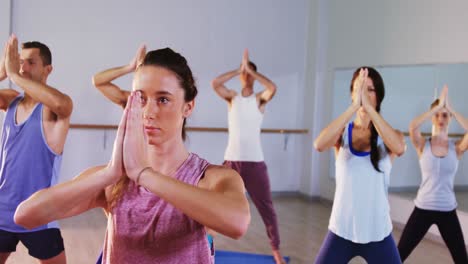 grupo de personas que realizan yoga