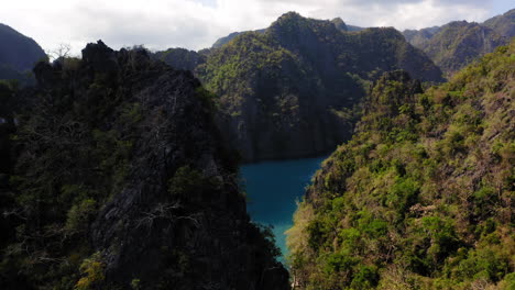 vista aérea de la laguna azul en coron, palawan, filipinas