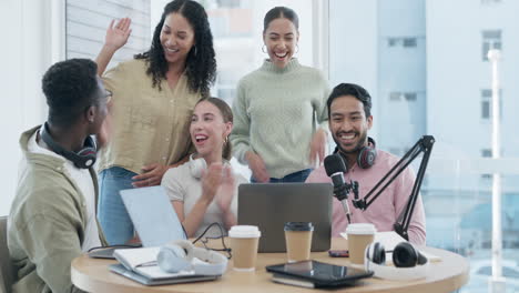 Radio,-Moderator-Und-Medienteam-Applaudieren