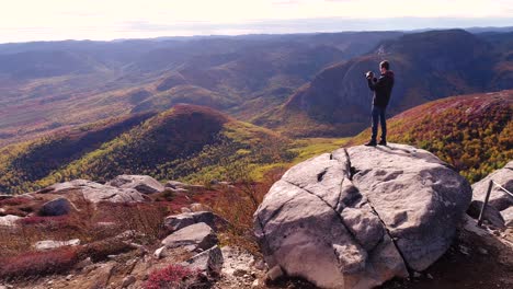 un hombre toma algunas fotos del hermoso paisaje de quebec