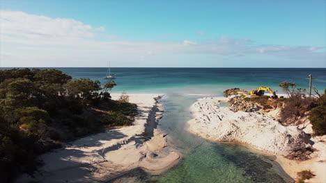 vista aérea de la costa del agua color aguamarina y el río que desemboca en el océano índico en australia