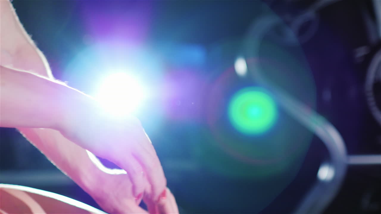 preparación para entrenar a la mujer poniéndose guantes en el centro de atención