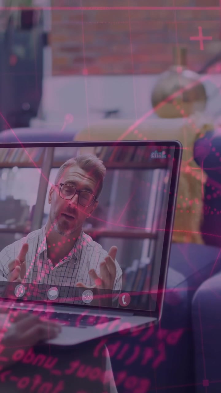 Schermo di laptop che mostra un uomo che gesticola in una videochiamata in salotto, mani che digitano, con un filtro rosa.