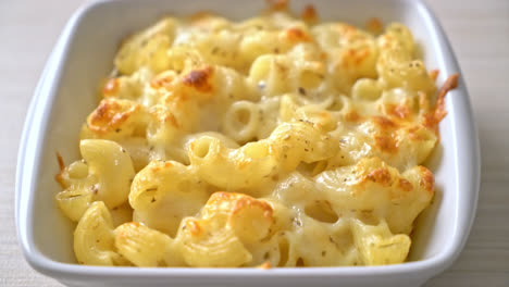 mac and cheese, macaroni pasta in cheesy sauce - american style