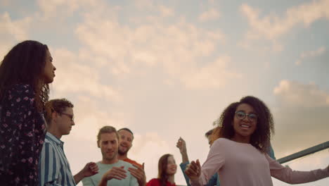 Amigos-Alegres-Divirtiéndose-En-La-Fiesta-En-La-Azotea.-Chicas-Africanas-Bailando-En-La-Discoteca.