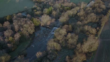 Río-Avon-Weir-Saxon-Mill-Warwickshire-Antena-Vista-Cenital-Invierno