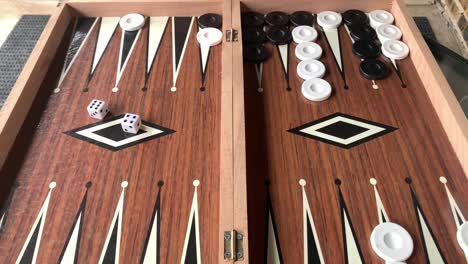 Backgammon-Spielablauf:-Junge-Frau-Macht-Spaltzug