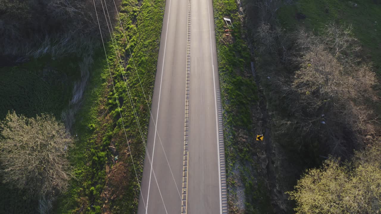 텅 빈 열린 시골길의 공중 하향식 드론 영상