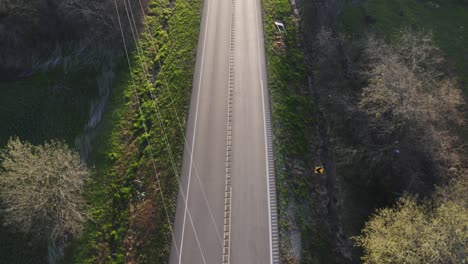 無人機上空拍攝空旷的鄉村公路