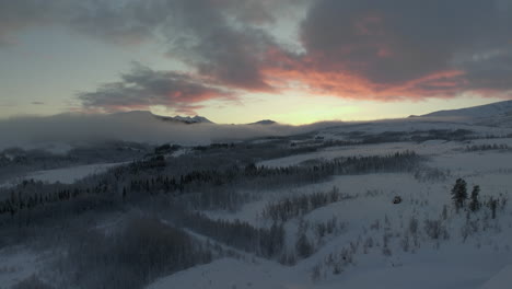 Desierto-ártico-Escénico-Cubierto-De-Nieve-Y-Niebla,-Vuelo-De-Drones-Al-Atardecer