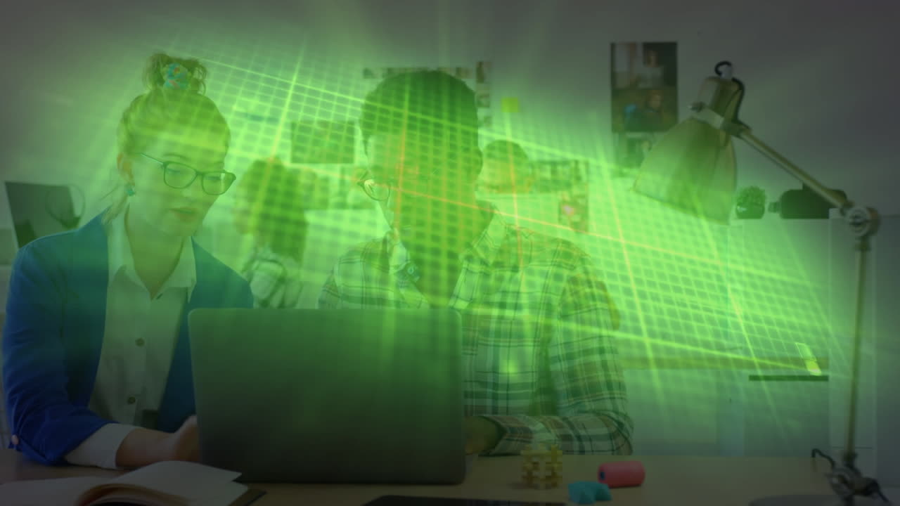 animación de la línea isoeléctrica sobre diversas personas de negocios que usan computadora portátil en la oficina