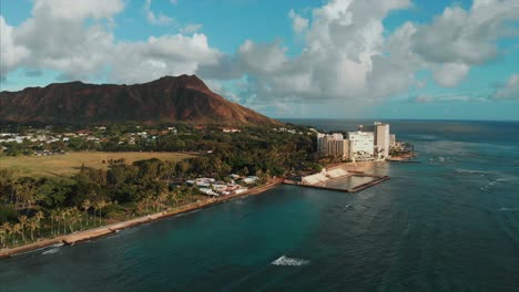 Aerial-drone-footage-of-Honolulu,-Hawaii