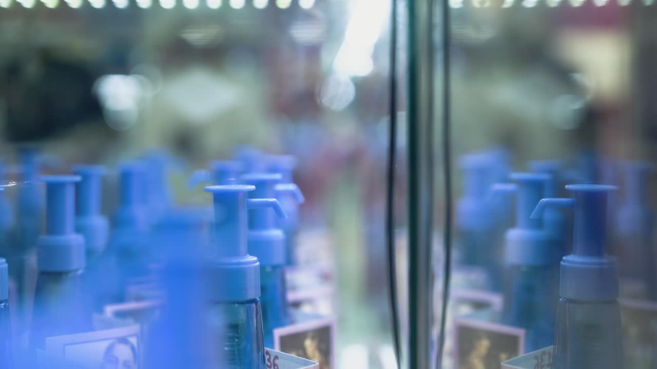 사람들은 슈퍼마켓의 피부 부서를 돌아다니고 있습니다.