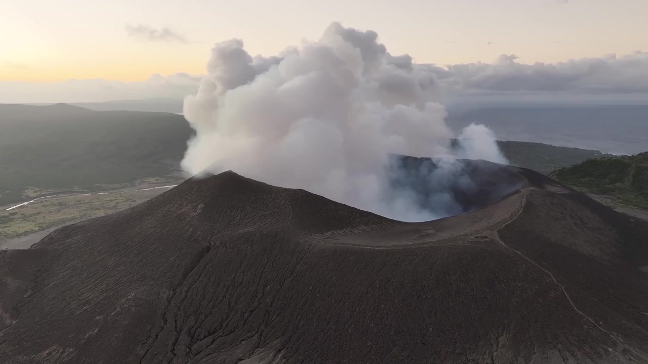 Monte Yasur, Isola di Tanna, Vanuatu. Bellissimo panorama aereo, paesaggio vulcanico, cielo al crepuscolo.