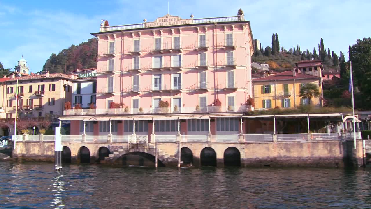 pov desde un barco a orillas del lago de como con la ciudad de bellagio y los alpes italianos de fondo