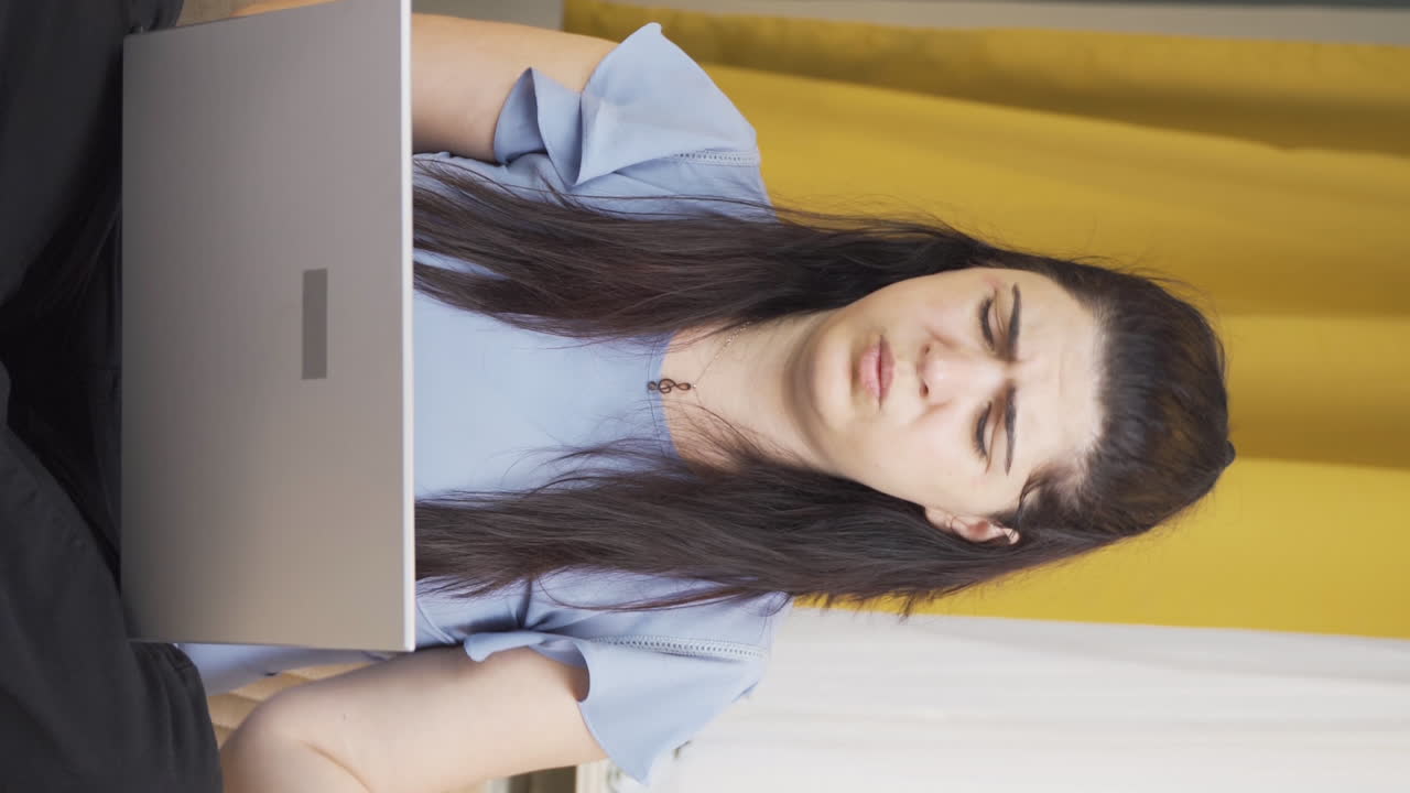 vídeo vertical de la mujer que se preocupa por el papeleo abusivo.