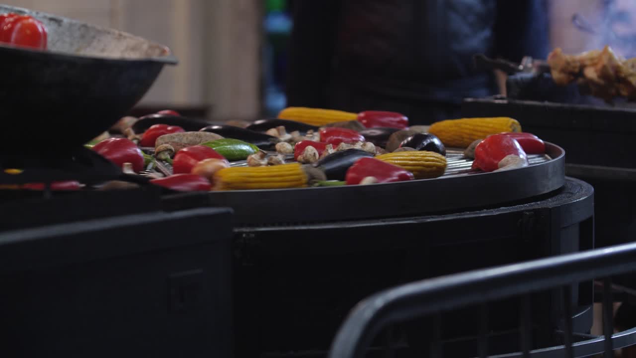 cocinar comida de la calle. verduras en una parrilla giratoria. feria de invierno, comercio al aire libre.