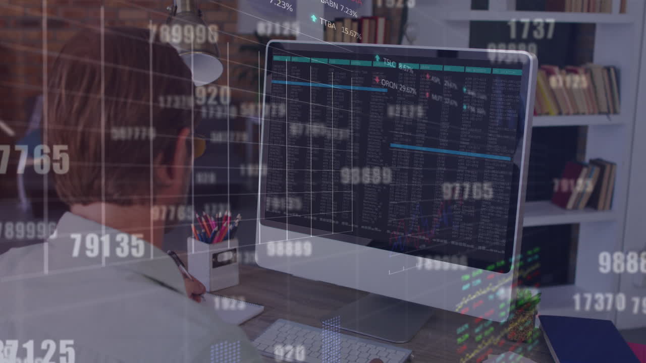 animazione di numeri mutevoli, grafici, tavola di scambio sulla vista posteriore di un uomo caucasico che usa il desktop.