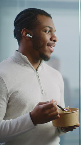 man eating lunch in the office