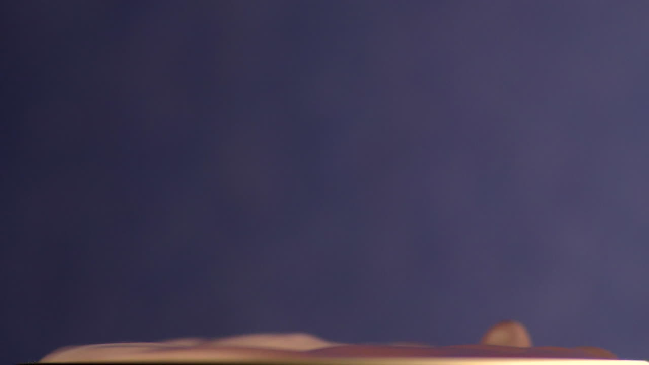 mirada de cerca en una gota de agua goteando - tiro de cerca