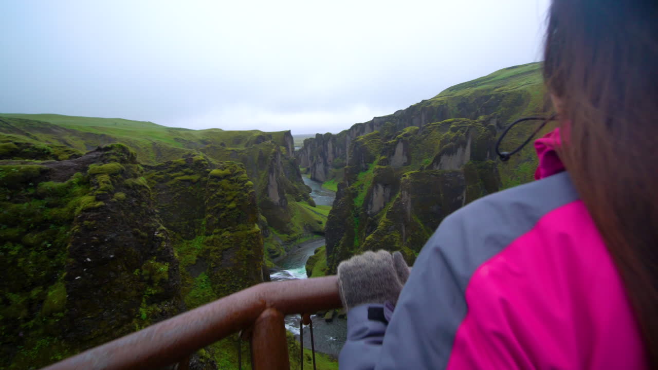 mujer viajera en fjadrargljufur en islandia.