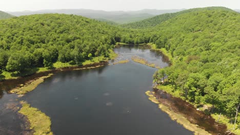 rápido retiro aéreo por encima del lago de barro en nueva york adirondacks