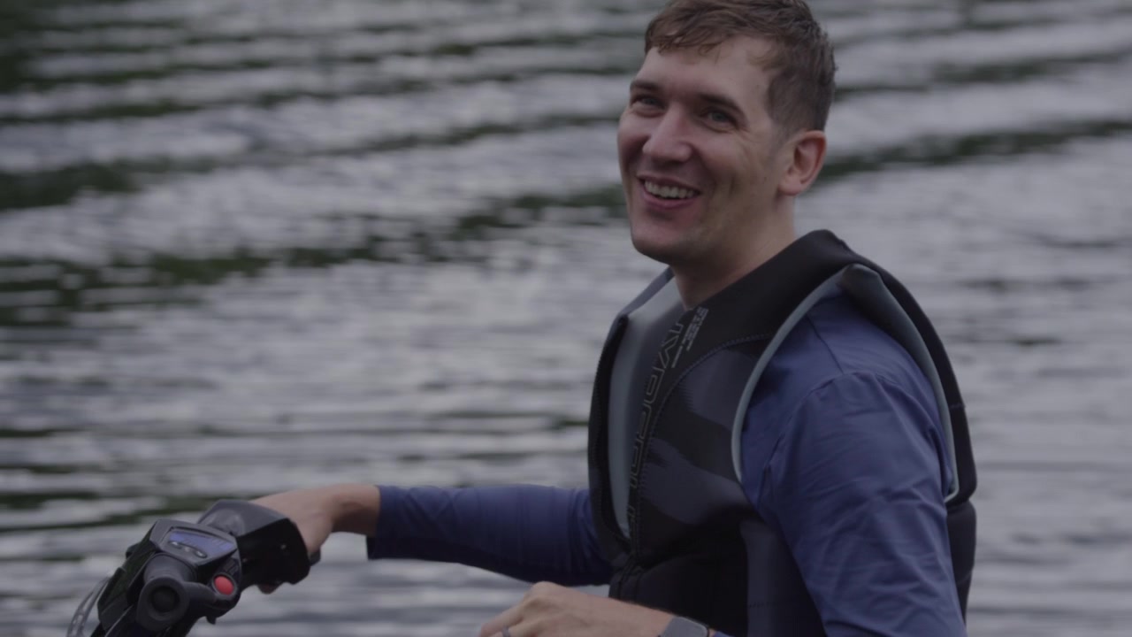 Lachende papa op een jetski