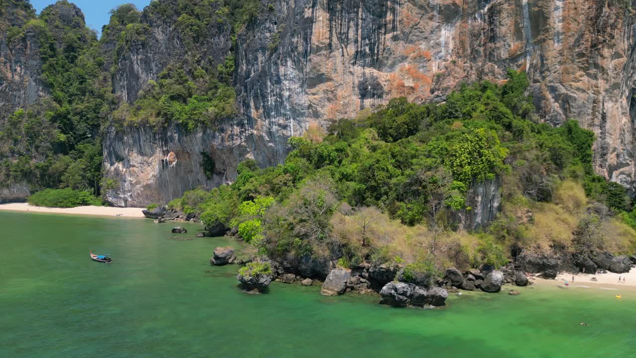 Scogliere sulla spiaggia di Railay, Krabi, Thailandia