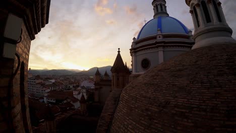 Cuenca-Ecuador,-Luces-De-La-Ciudad-De-Lapso-De-Tiempo-Encendiéndose-Desde-La-Tarde-Hasta-El-Anochecer-Iglesia-Nueva-Cúpulas-De-La-Catedral-Y-Panorama-De-La-Ciudad-Del-Cielo,-Las-Nubes-Se-Vuelven-Violetas