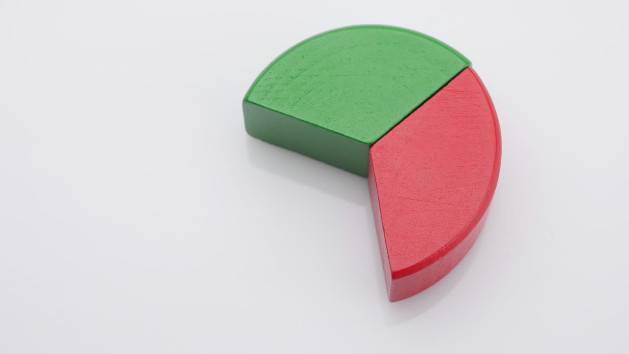 las manos doblan piezas del diagrama.