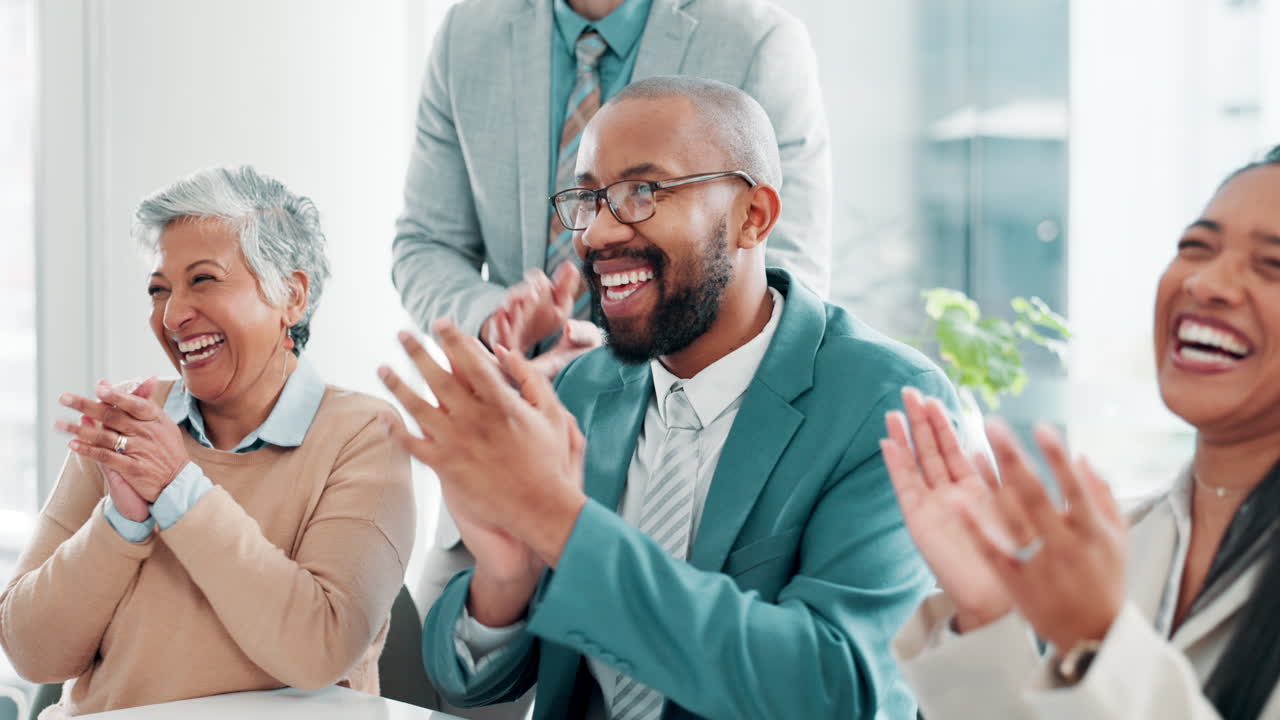 equipo de negocios celebrando el éxito con aplausos