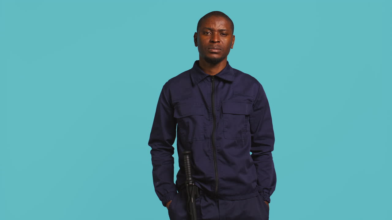 개인 법 집행 직원이 인사를 하고 몸짓을 하고 있습니다.