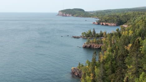 Langsamer-Schwenk-über-Den-Lake-Superior-Palisade-Head-Vista