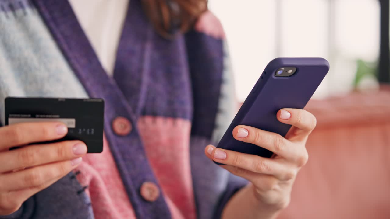 cliente irreconocible que paga en el sitio web