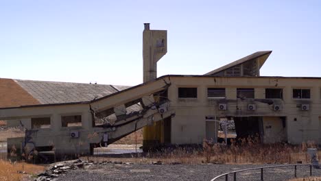 Panorámica-En-Cámara-Lenta-Sobre-El-Edificio-Destruido-Después-Del-Tsunami-De-Tohoku-En-Japón