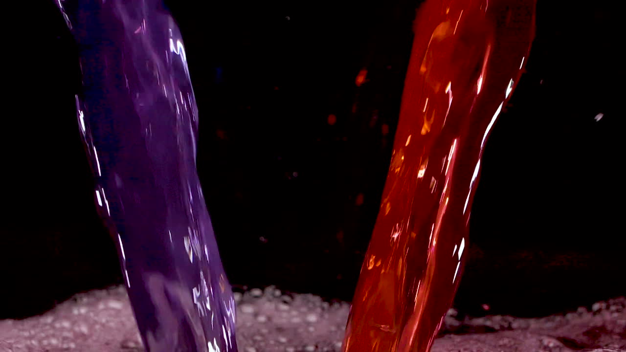 bebida deportiva en cámara lenta que se vierte en el recipiente para el evento