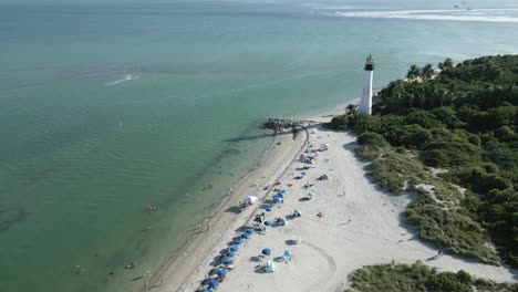 área de arena tropical playa blanca con paraguas en el cabo florida faro extremo sur de key biscayne en el condado de miami-dade, florida ee.uu.