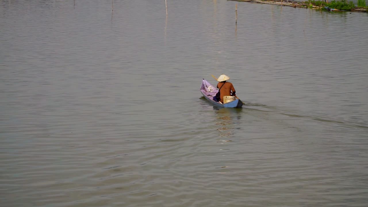 라와 페닝 호수를 가로질러 인도네시아에서 현지 어부 얕은 나무 보트