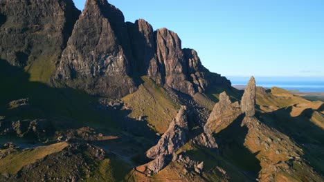 Alter-Bröckelnder-Berg-Mit-Vulkanischem-Stöpsel,-Steinturm,-Der-Alte-Mann-Von-Storr-Und-Langen-Schatten