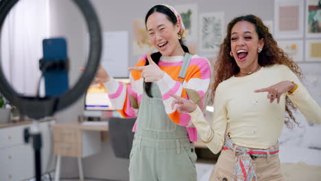 mujeres corriendo juntas, bailando con teléfonos inteligentes