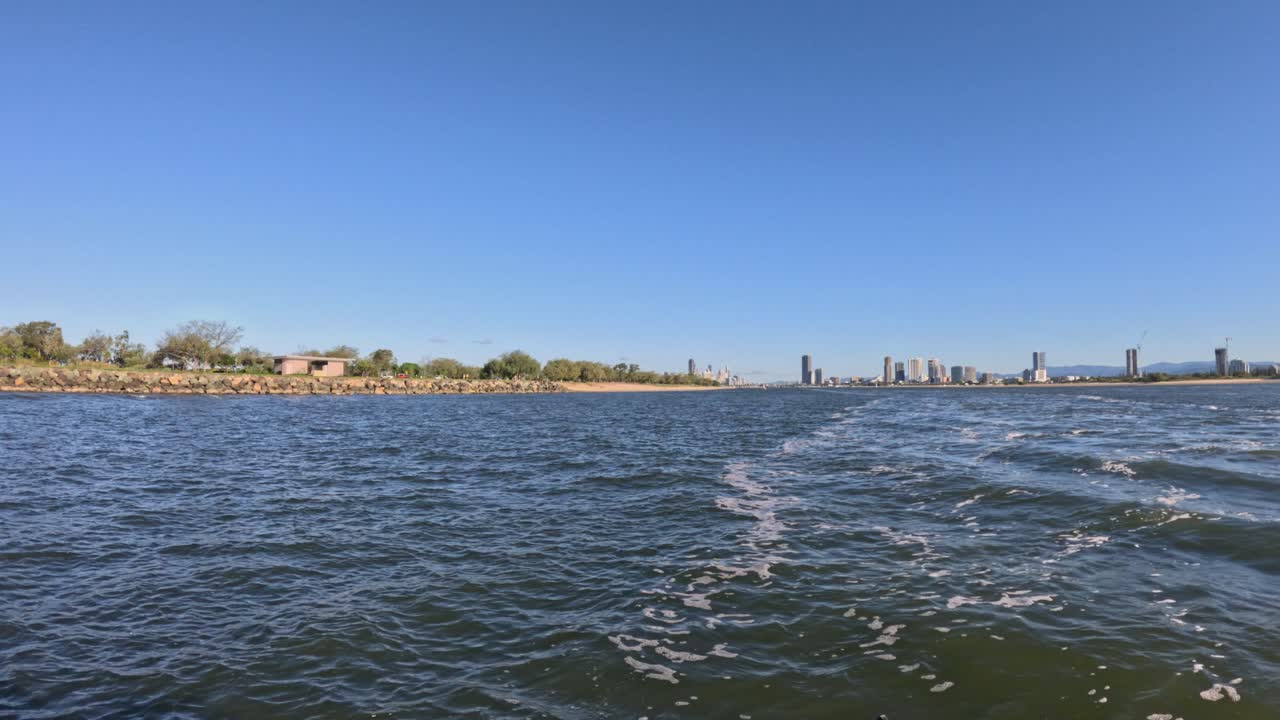 도시 스카이라인을 볼 수 있는 경치 좋은 보트 여행