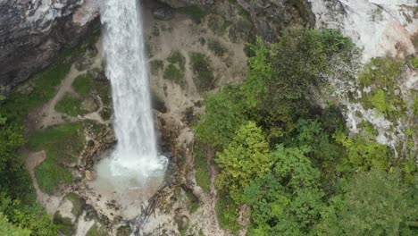 Cascada-Wildenstein-Erosionó-Rocas-Base-En-Los-Alpes-Austriacos-Del-Sur,-Pedestal-Aéreo-Tiro-Abajo